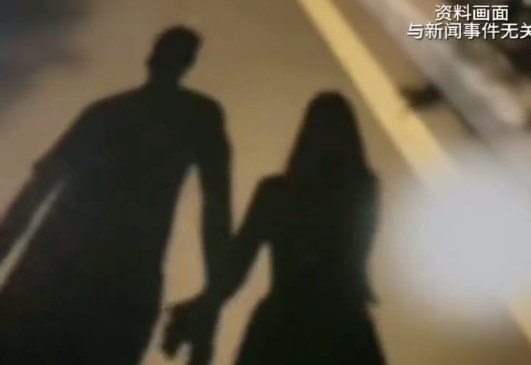 免息股票配资 男子与前女友分手后被告强奸！家属质疑：只提交一条裙子作证据，还不是控告强奸期间穿的